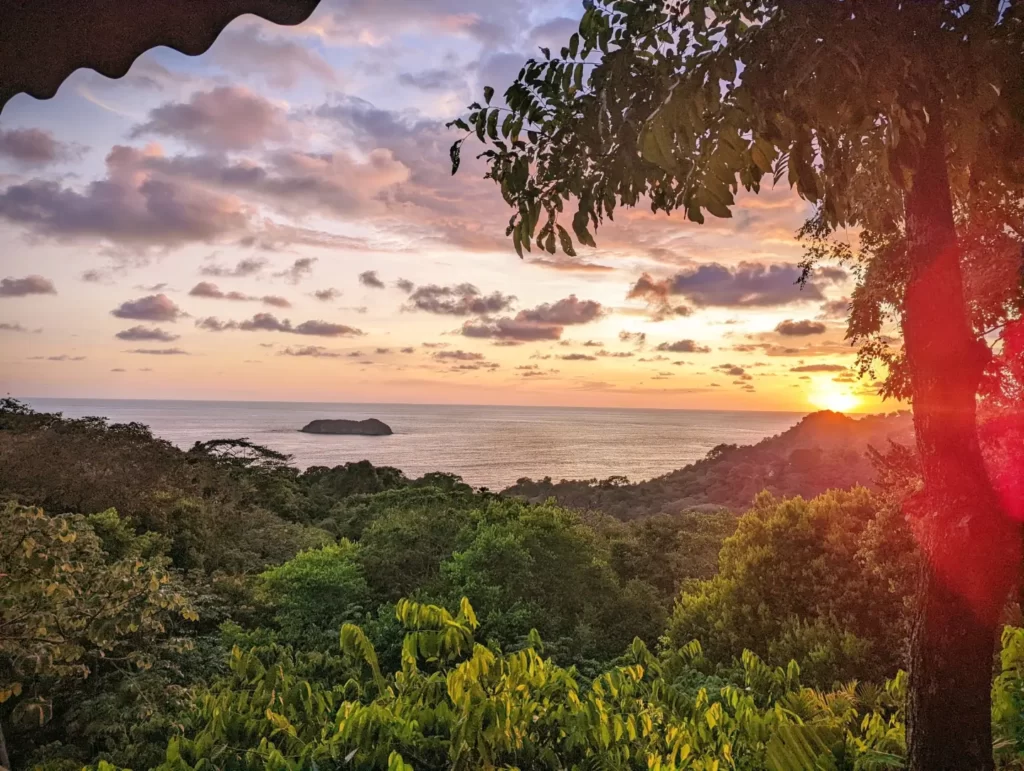 El Avion Manuel Antonio